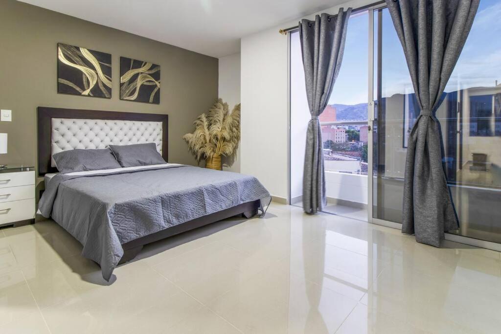 Amplio Apartamento En Calasanz - Estadio 메딜린 외부 사진